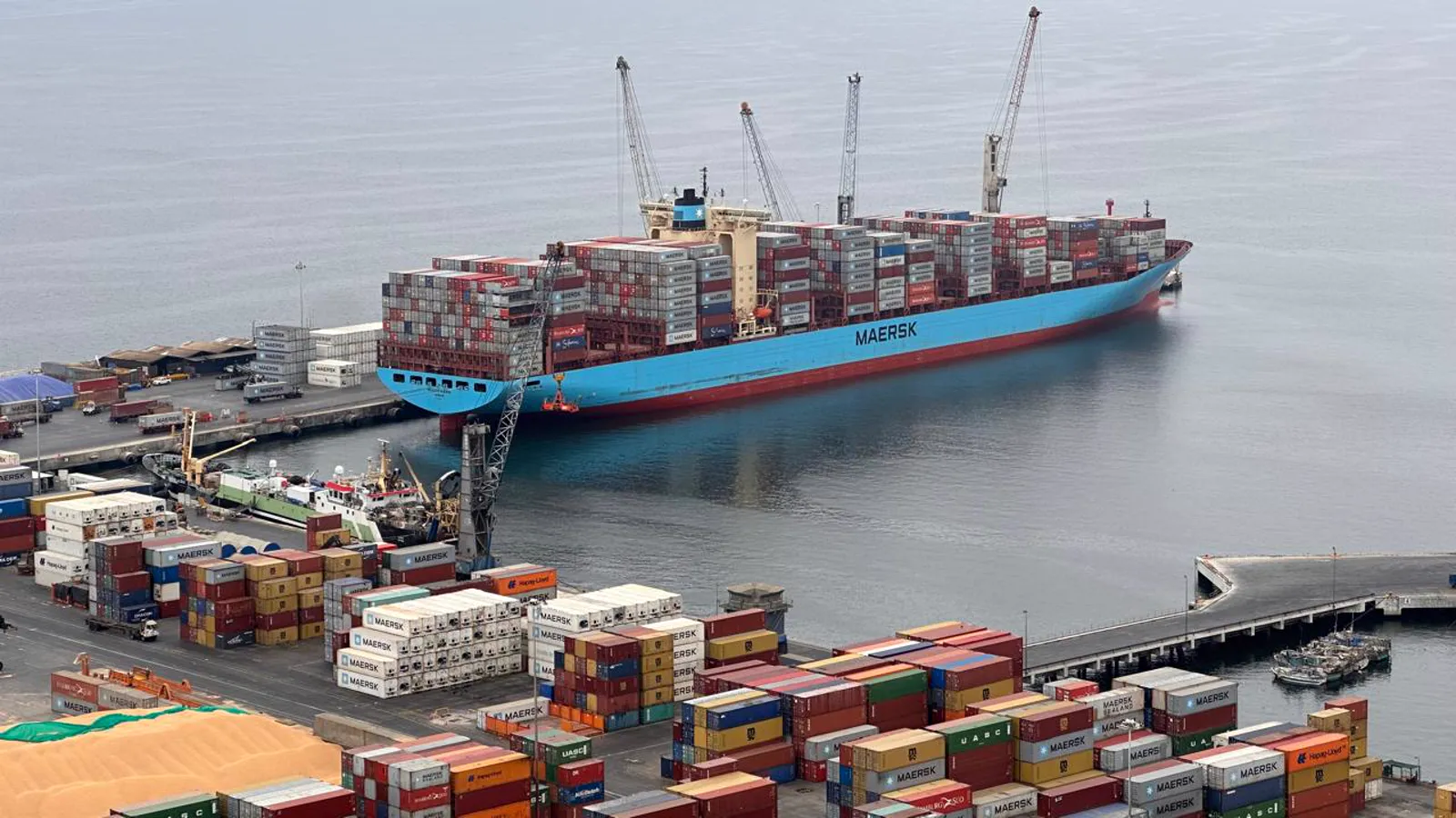 Portacontenedores atracado en el Puerto de Arica