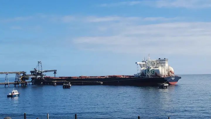 Buque mercante atendido por una lancha en un terminal marítimo de Caldera