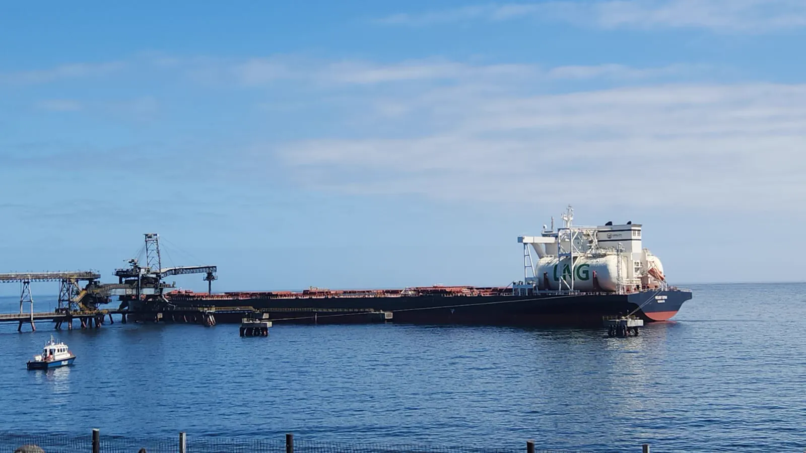 Buque mercante en un terminal marítimo de Caldera