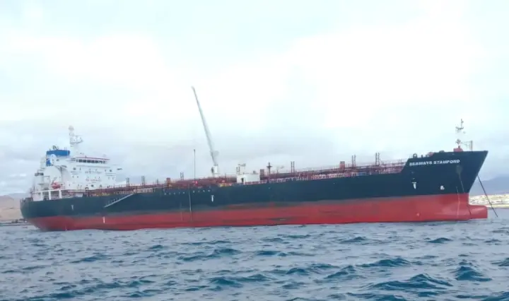 Buque tanque atracado en el Terminal Copec de Rocas Negras, Puerto de Caldera