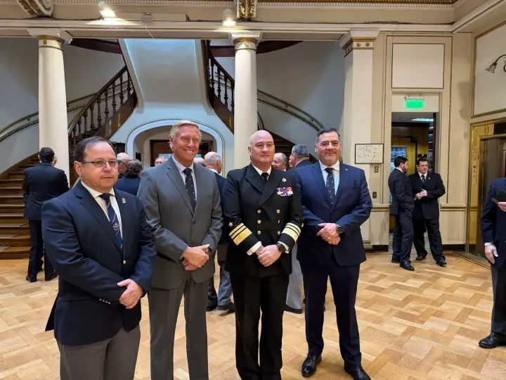Autoridades y prácticos reunidos en el Salón Independencia del Club Naval de Valparaíso durante la conmemoración del Día del Práctico