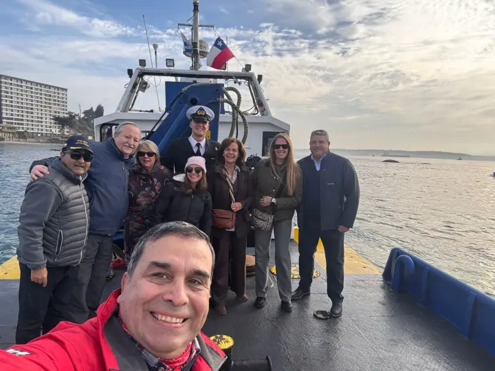 Harald Sievers junto a su familia en la lancha de prácticos