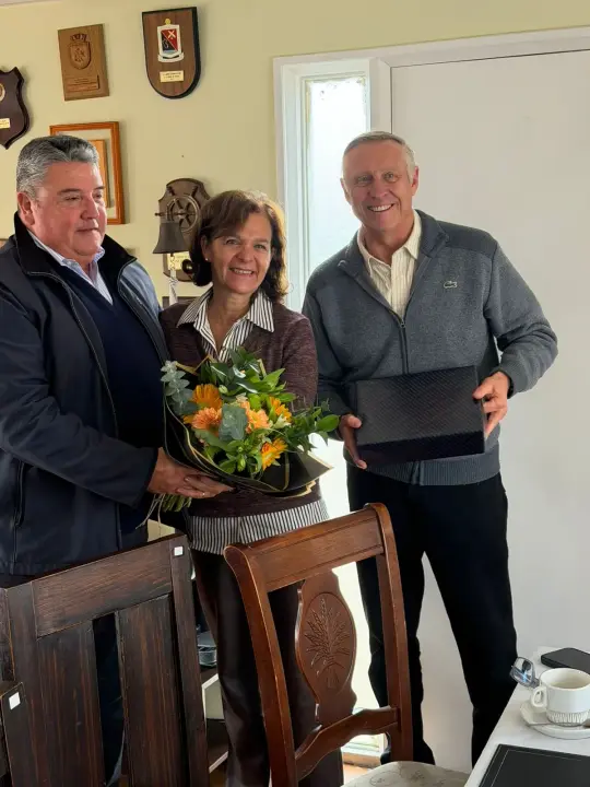 Harald Sievers recibiendo un reconocimiento del Directorio