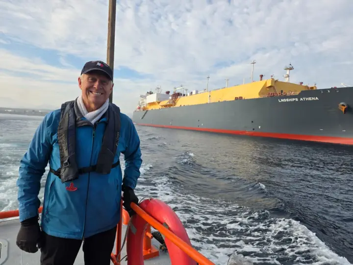 El práctico Harald Sievers posando junto a una nave en su última maniobra en Quintero