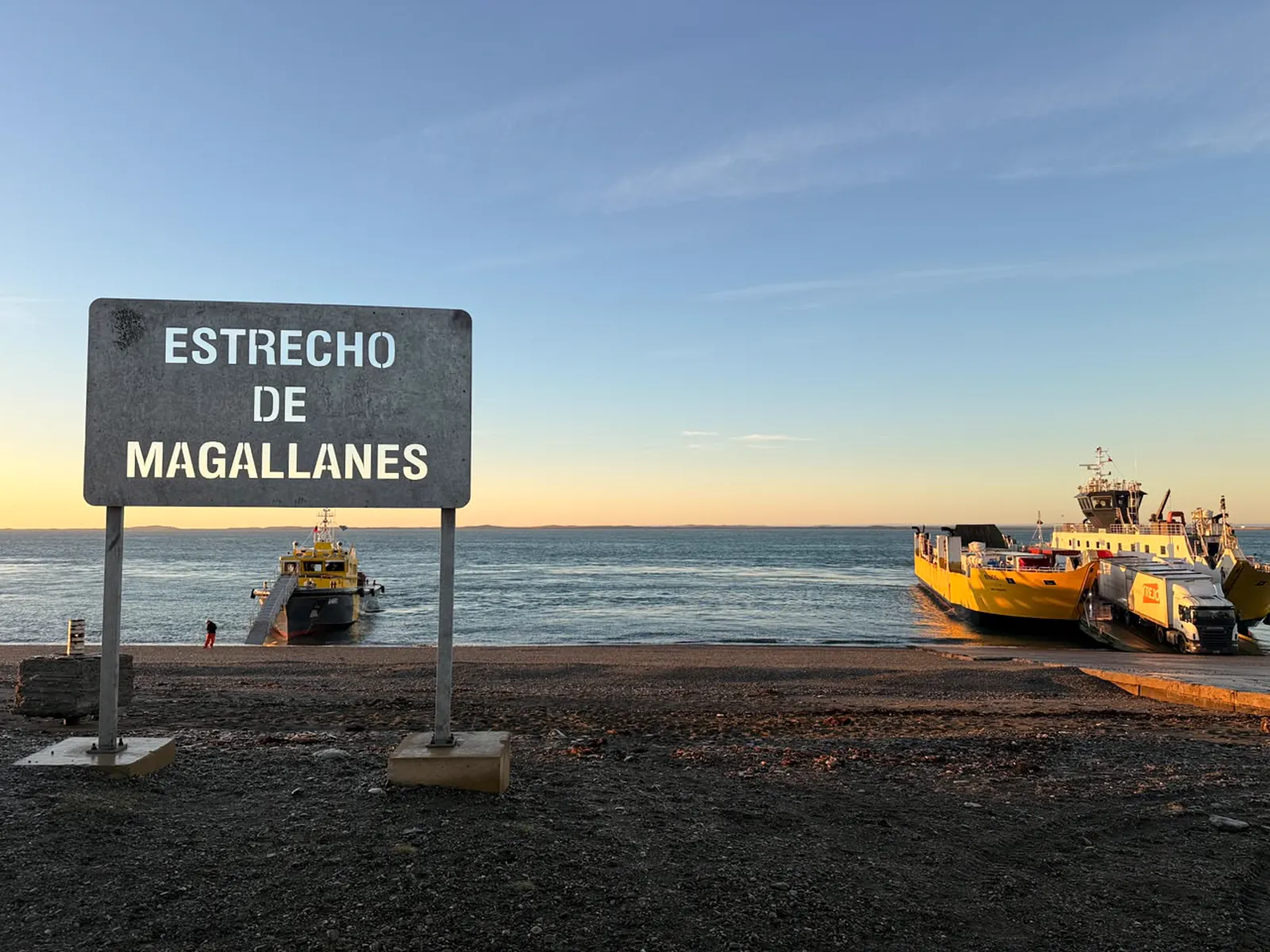 Estrecho de Magallanes frente a transbordadores en Punta Arenas