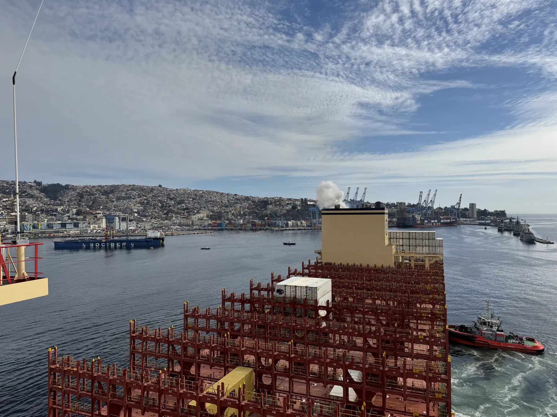 Vista de la actividad portuaria en la bahía de Valparaíso